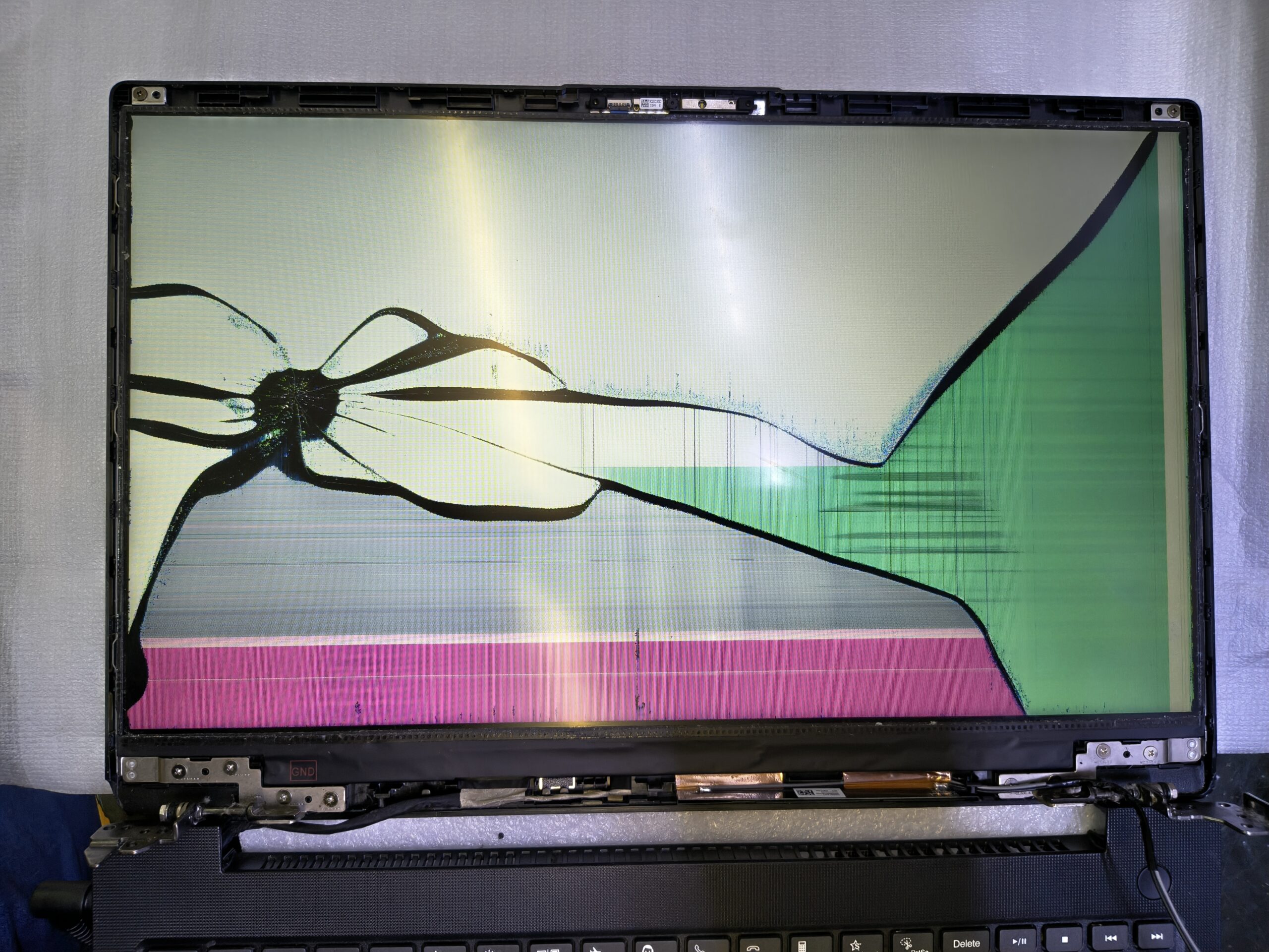 Zbita matryca laptopa – charakterystyczne pęknięcia i paski na ekranie