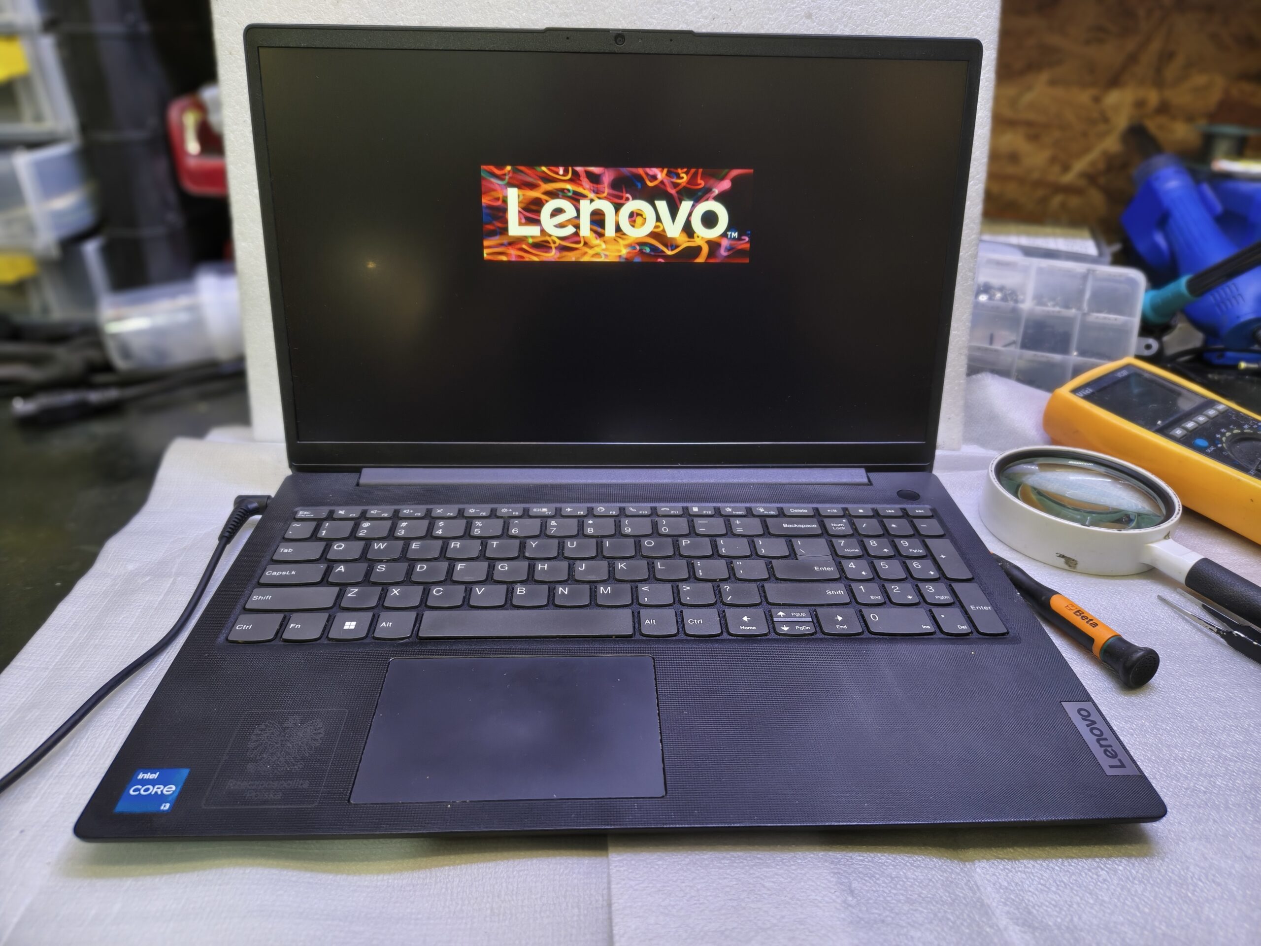 Test laptopa po złożeniu – ekran świeci prawidłowo