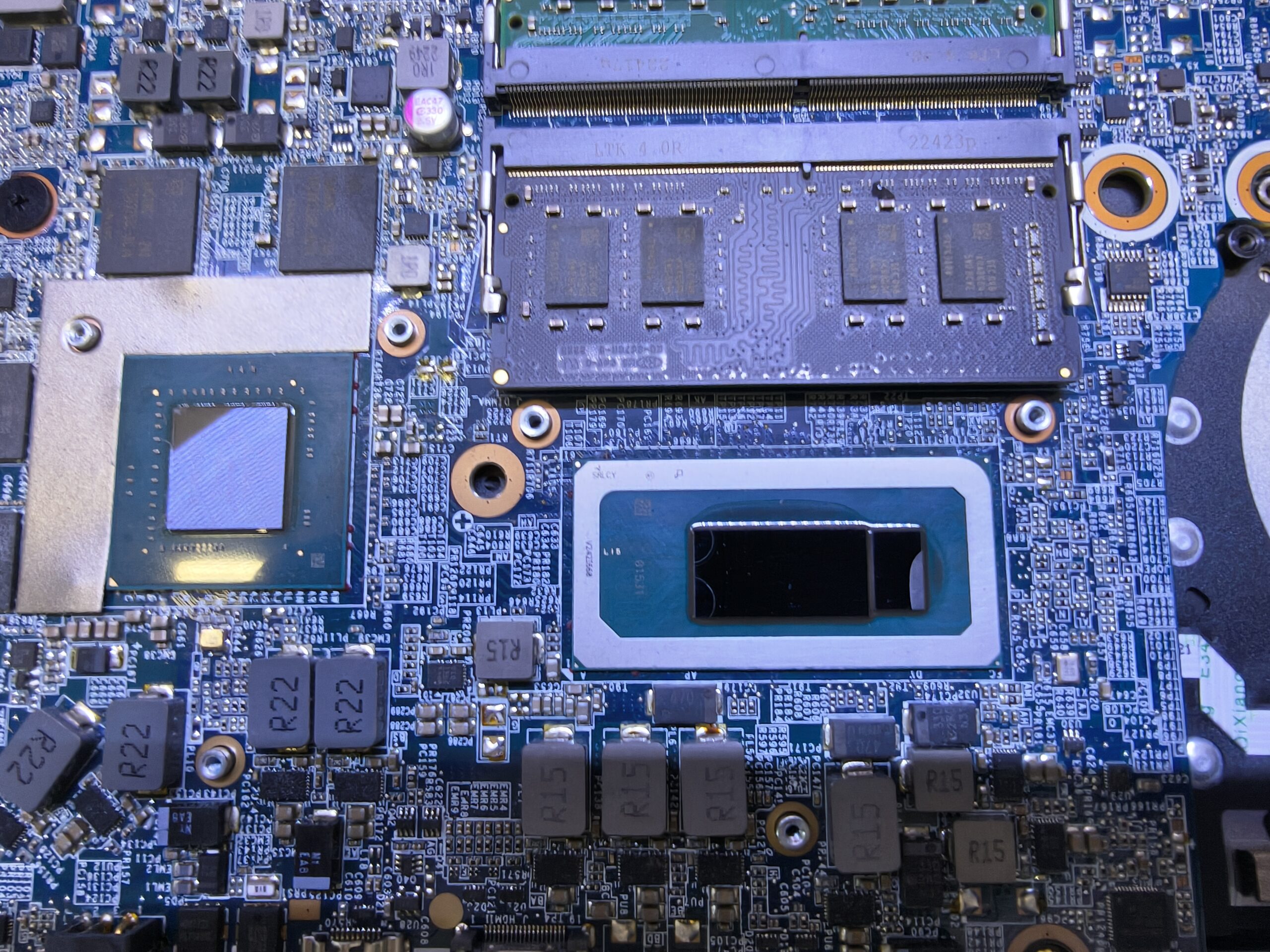Wyczyszczone rdzenie CPU GPU laptopa przed nałożeniem nowej pasty – Almar Serwis